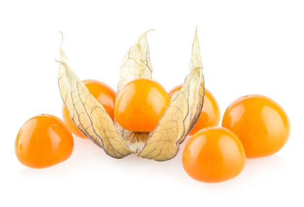 Rijpe physalis geïsoleerd op witte achtergrond