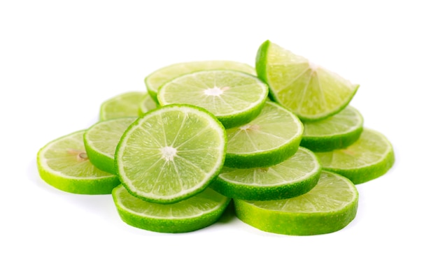 Rijpe plak van groene geïsoleerde limoencitrusvruchten. Kalk wig met uitknippad