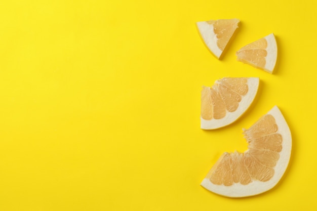 Rijpe pompelmoesfruitplakken op geel