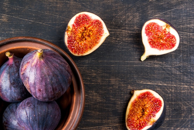 Rijpe rauwe vijgen op een zwarte houten tafel