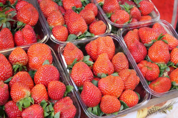 Rijpe rode aardbeien in een plastic doos op tafel