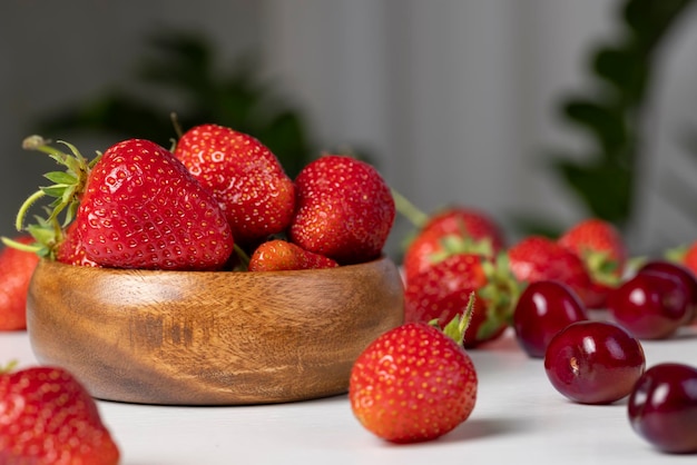 Rijpe rode aardbeien liggend op een houten dienblad