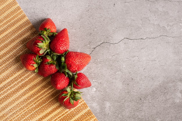 Rijpe rode aardbeien op houten tafel