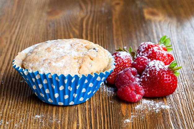 Rijpe rode aardbeien worden gebruikt voor het maken van desserts rode aardbeien bij het koken