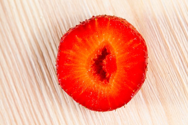 Rijpe rode aardbeien worden gebruikt voor het maken van desserts rode aardbeien bij het koken