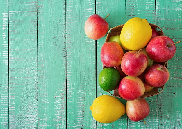 Rijpe rode appels in een mandje