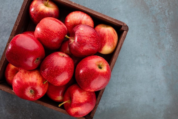 Rijpe rode appels in houten kist. Bovenaanzicht met ruimte voor uw tekst.