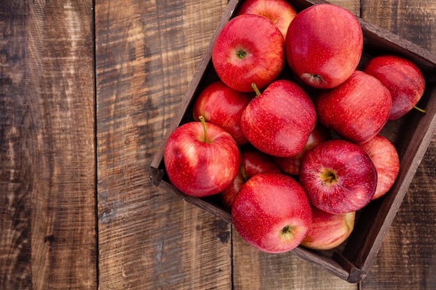 Rijpe rode appels in houten kist. Bovenaanzicht met ruimte voor uw tekst.