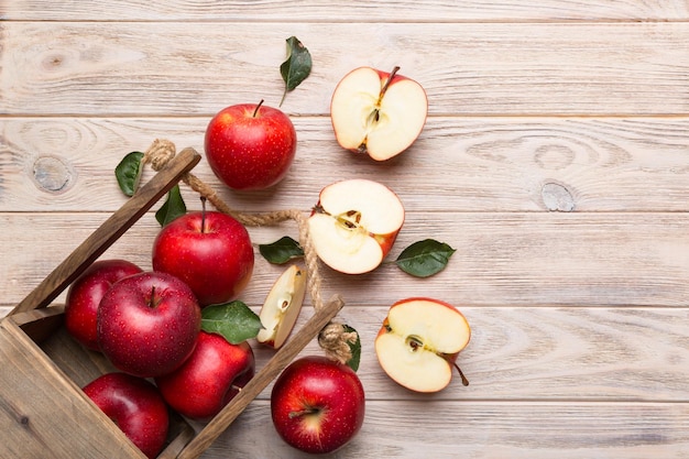 Rijpe rode appels in houten kist. Op een witte houten achtergrond.