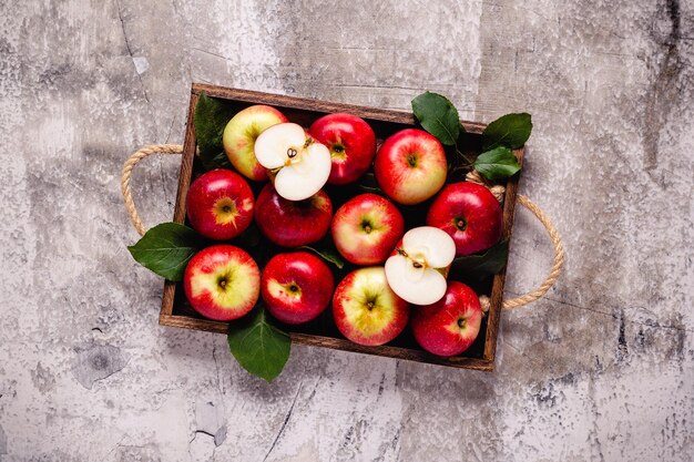 Rijpe rode appels in houten kist