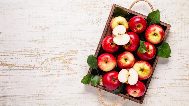 Rijpe rode appels in houten kist