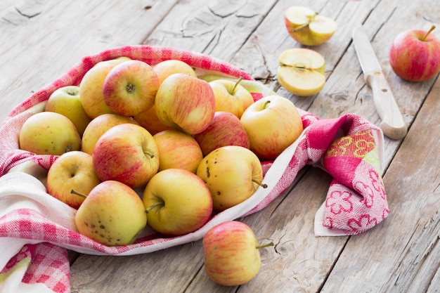 Rijpe rode appels op een bord