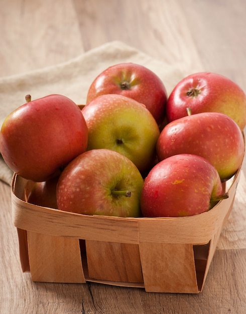 Rijpe rode appels op een houten oppervlak