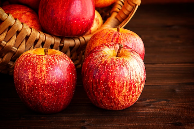 Rijpe rode appels op een houten tafel