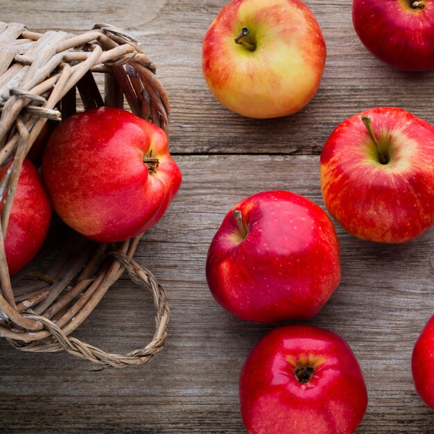 Rijpe rode appels op houten tafel
