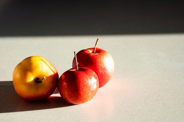 Rijpe rode appels op stenen tafel