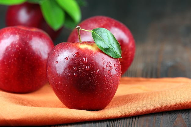 Rijpe rode appels op tafel close-up