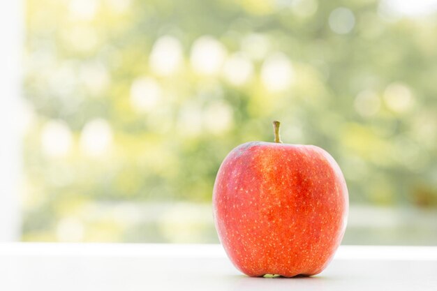 Rijpe rode appelvruchten met appelplak die op aard groene achtergrond wordt geïsoleerd