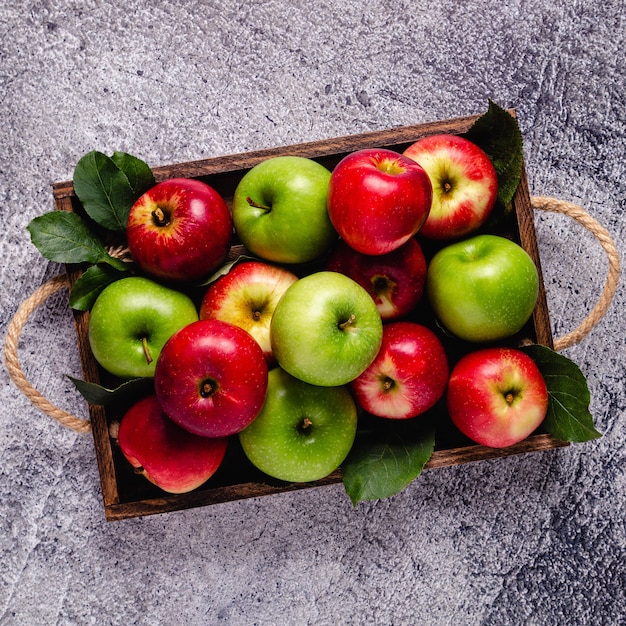 Rijpe rode en groene appels in houten kist. Bovenaanzicht met kopieerruimte.