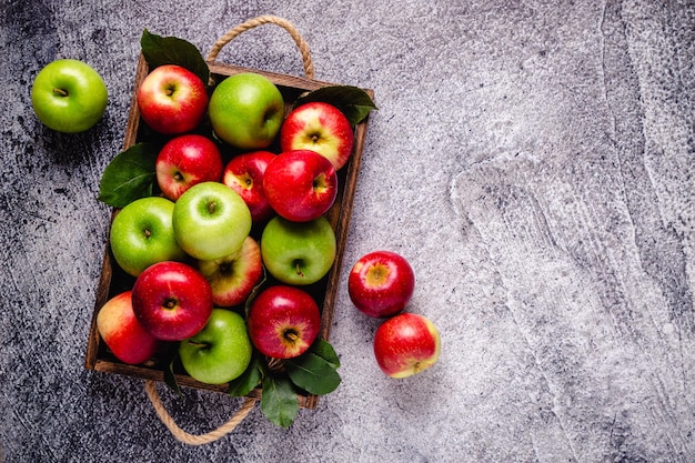 Rijpe rode en groene appels in houten kist. Bovenaanzicht met kopieerruimte.