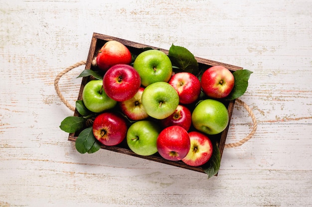 Rijpe rode en groene appels in houten kist