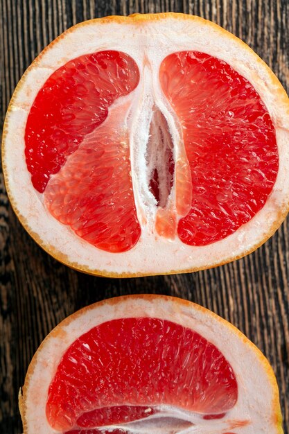 Foto rijpe rode grapefruit in plakjes gesneden en in stukjes gesneden