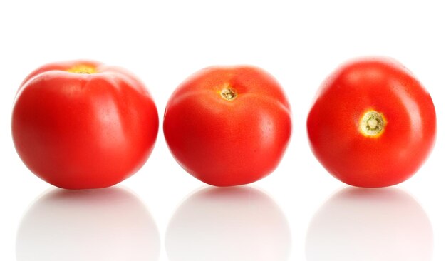 Rijpe rode tomaten die op wit worden geïsoleerd