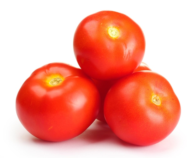Rijpe rode tomaten die op wit worden geïsoleerd