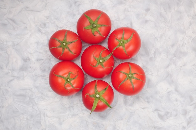 Rijpe rode tomaten op een marmeren tafel