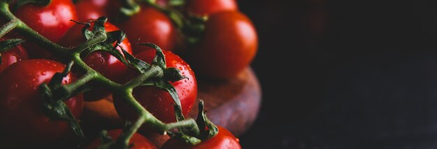 Rijpe rode tomaten op houten tafel
