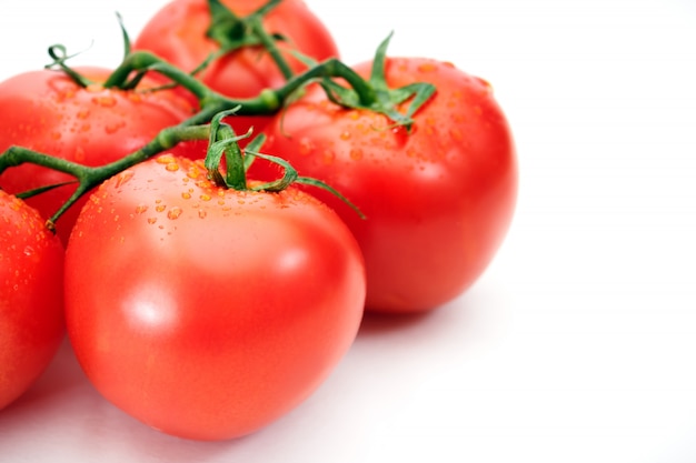 Rijpe rode tomaten op witte achtergrond