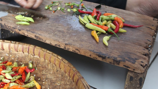 Rijpe roodgloeiende chilipepers groente geïsoleerd premium