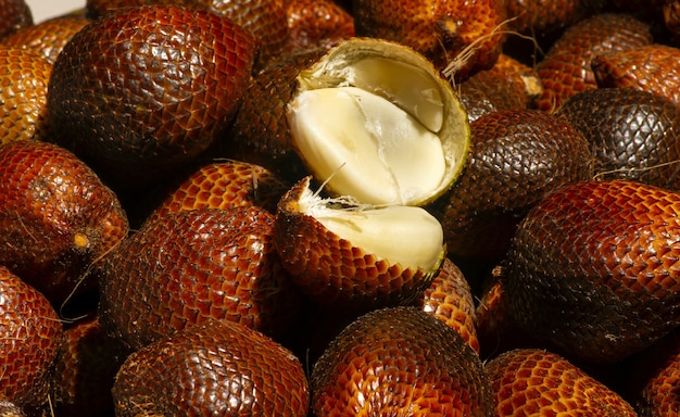 Rijpe Salak-vruchten (Salacca edulis of Salacca zalacca) bekend als slangenfruit of slangenhuidfruit