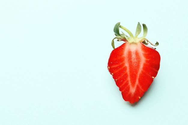 Rijpe sappige aardbeien op een blauwe achtergrond met ruimte voor tekst