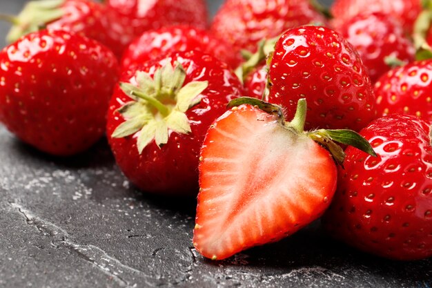 Rijpe sappige aardbeien op een donkere close-up als achtergrond. Bovenaanzicht