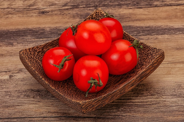 Rijpe sappige cherrytomaat in de kom