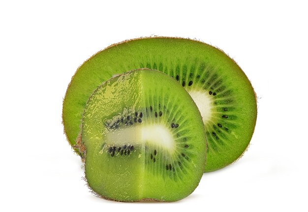 Rijpe sappige en zoete kiwi op wit