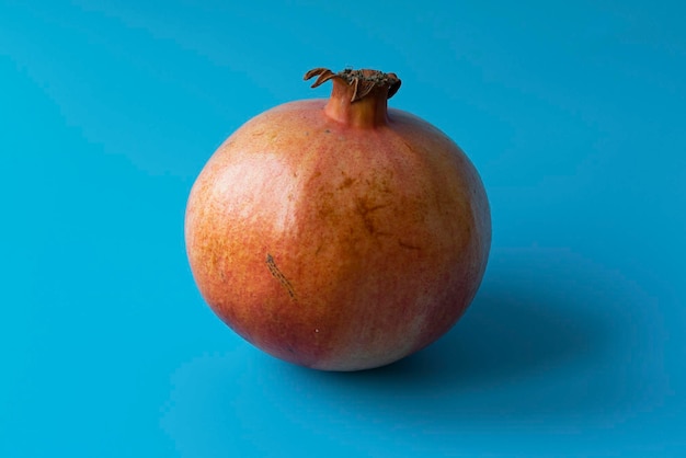 Rijpe sappige granaatappel op een blauwe achtergrond Fruit en vitaminen