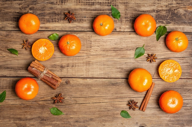 Rijpe sappige mandarijnen en verse bladeren