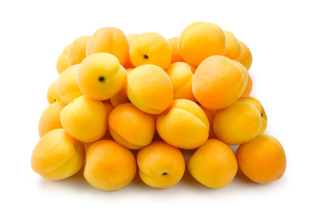 Rijpe sappige oranje abrikozen geïsoleerd op een witte achtergrond.