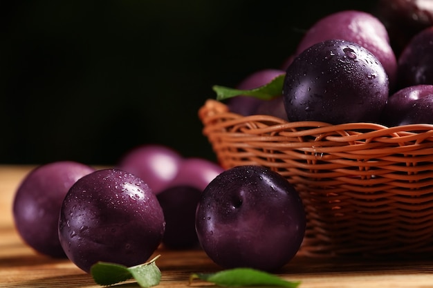 Rijpe sappige pruimen op tafel