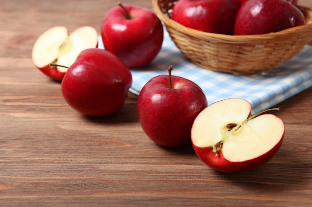 Rijpe sappige rode appels op tafel