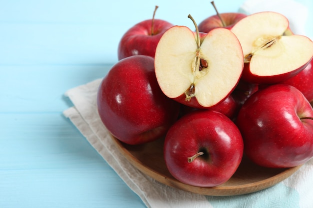 Rijpe sappige rode appels op tafel