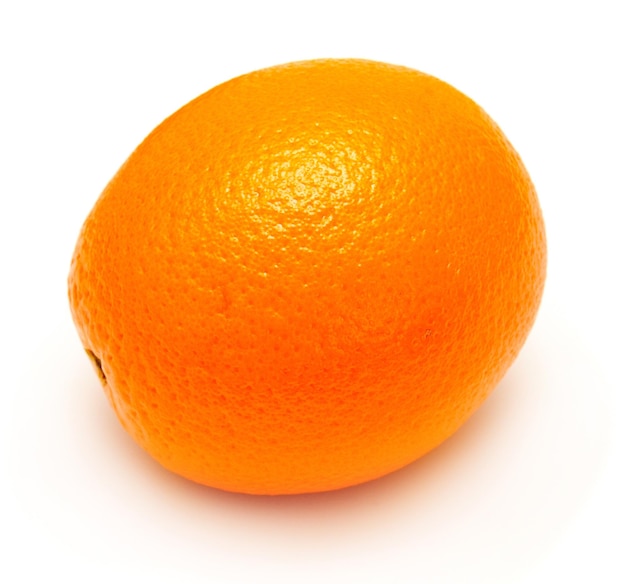 Rijpe sinaasappel geïsoleerd op witte achtergrond