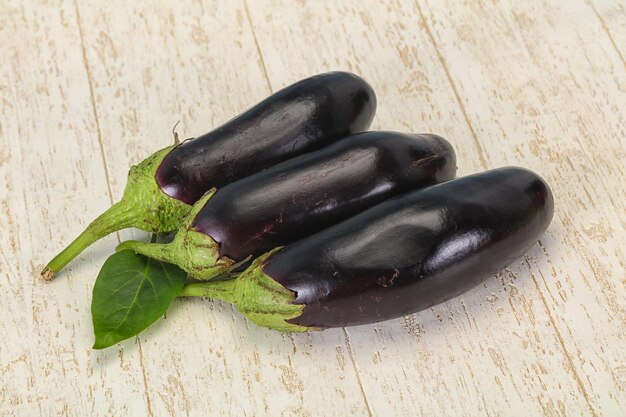 Rijpe smakelijke aubergine over houten achtergrond