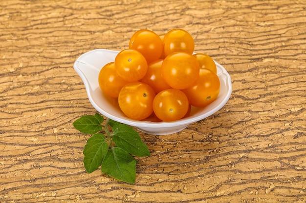 Rijpe smakelijke gele cherrytomaat