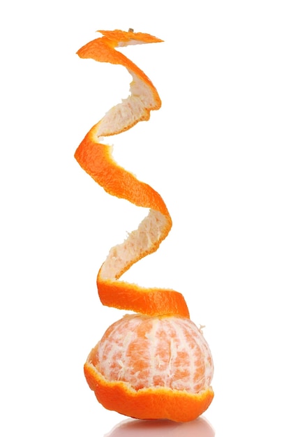 Rijpe smakelijke mandarijnen met schil geïsoleerd op wit