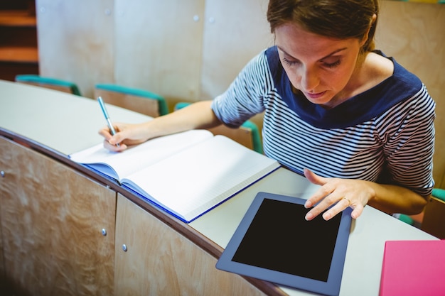 Foto rijpe student in collegezaal