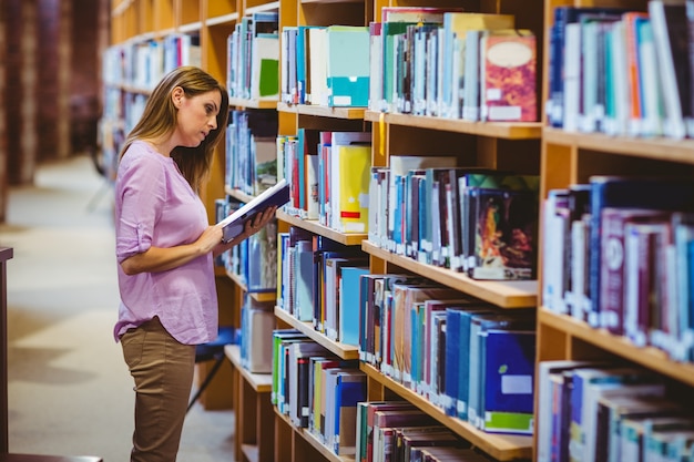 Rijpe student in de bibliotheek