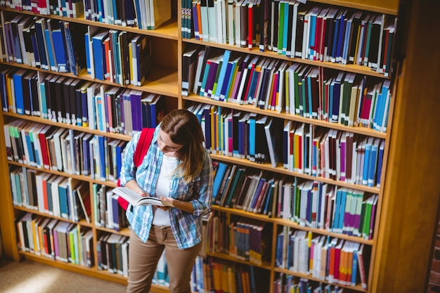 Rijpe student in de bibliotheek